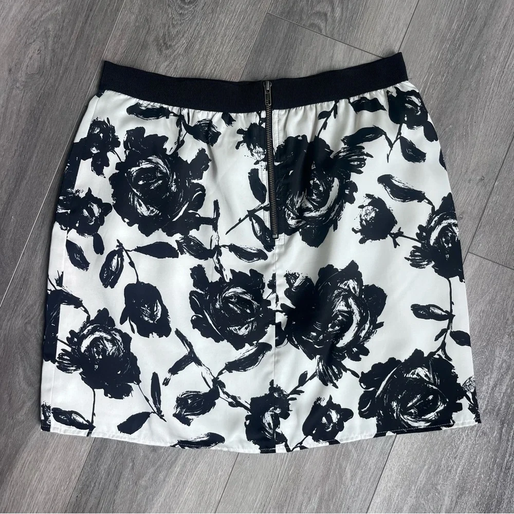 LOFT Black and White Floral Mini Skirt - Picture 7 of 8